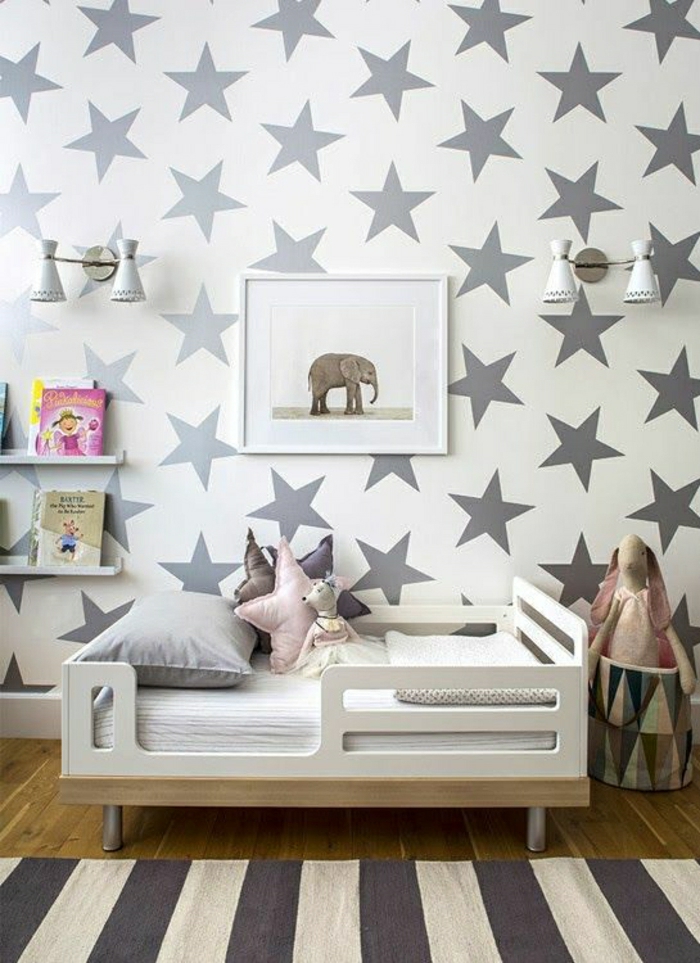 eklektisch-eingerichtetes-Kinderzimmer-Wand-Tapete-weiße-Grundlage-graue-Sterne