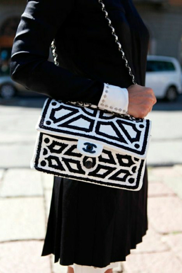 elegante-schwarz-weiße-Chanel-Tasche