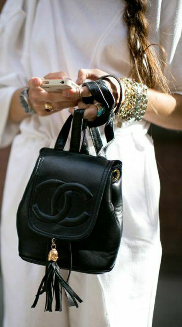 eleganter-schwarzer-Chanel-Rücksack