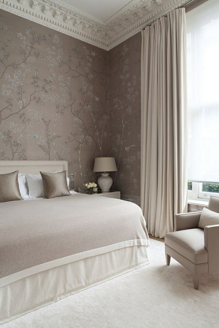 elegantes-Schlafzimmer-Wand-Deko-graue-Tapete-Glanz