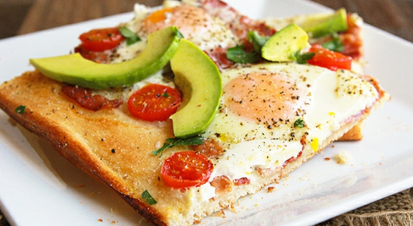 frühstückspizza-mit-avokado-