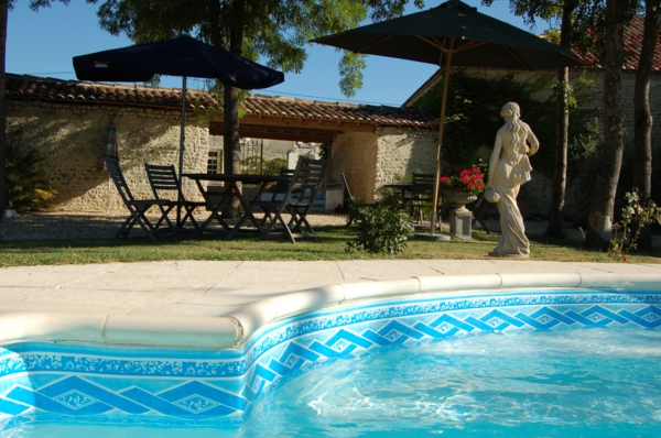 garten-pool-sehr-schön-aussehen - eine skulptur daneben
