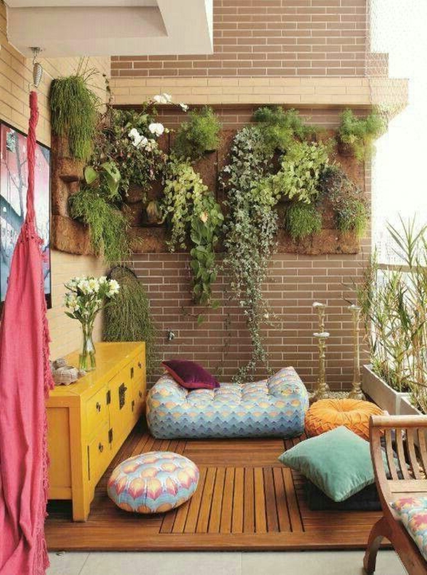 gartenhaus-mit-terrasse-kleine-süße-gestaltung-mit-dekorativen-kissen