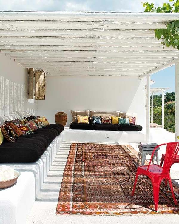 gartenhaus-mit-terrasse-weißes-interieur