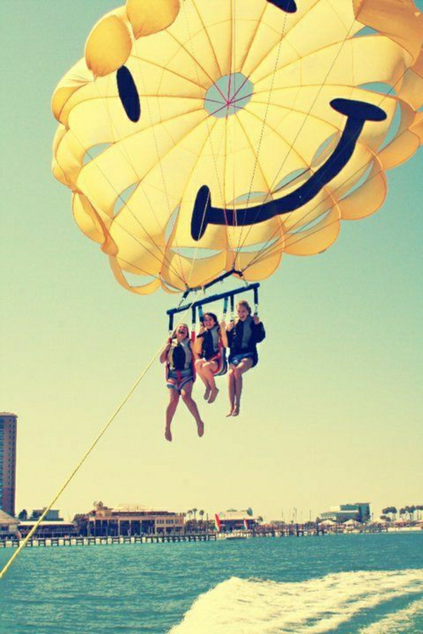 gelber-Fallschirm-Lächeln-Para-Sailing-drei-Mädchen-Strand-Meer