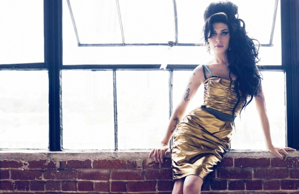 goldenes-Rockabilly-Kleid-Amy-Winehouse-Fenster