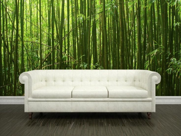 grüne-Fototapete-Wald-Kontrast-weißes-Sofa