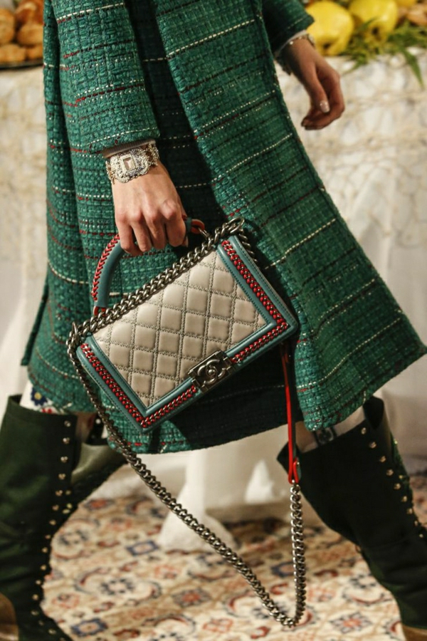 grüner-Mantel-aus-Wolle-bunte-Chanel-Tasche-Stiefel
