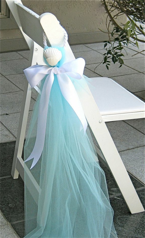 heiraten-am-strand-interessante-blaue-dekoration-für-stühle