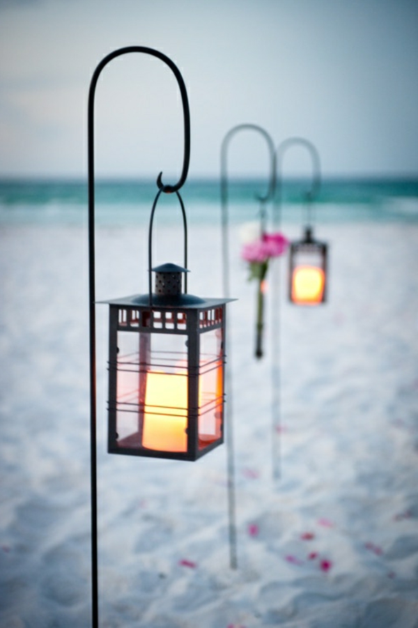 heiraten-am-strand-schöne-lampen-auf-dem-sand