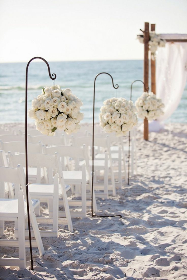 heiraten-am-strand-wunderschöne-dekoration-auf-dem-sand