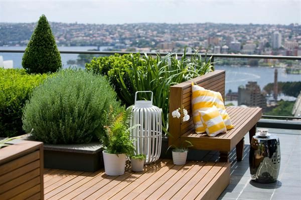 herrliche-ausstattung-von-terrasse-viele-grüne-pflanzen