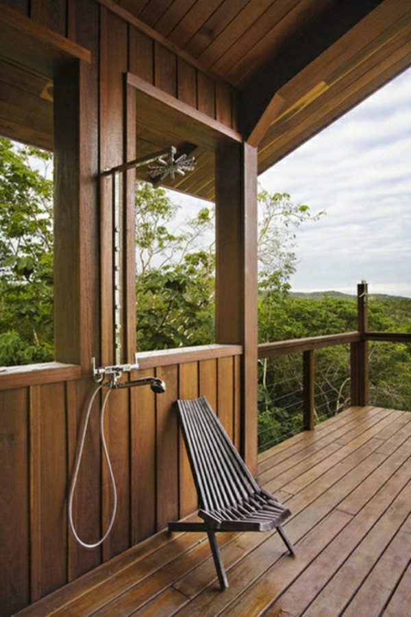 holzfliesen-für-balkon-eine-dusche-auf-der-terrasse