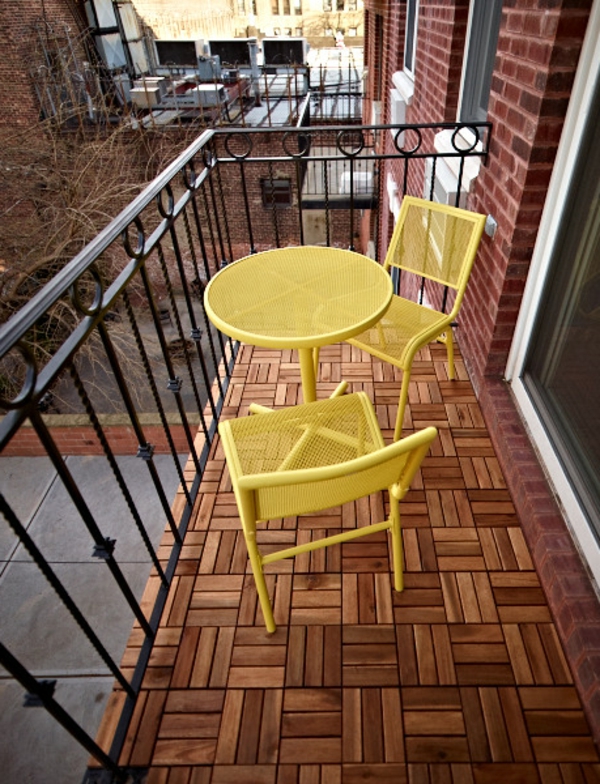holzfliesen-für-balkon-gelbes-design-vom-tisch-und-stühlen