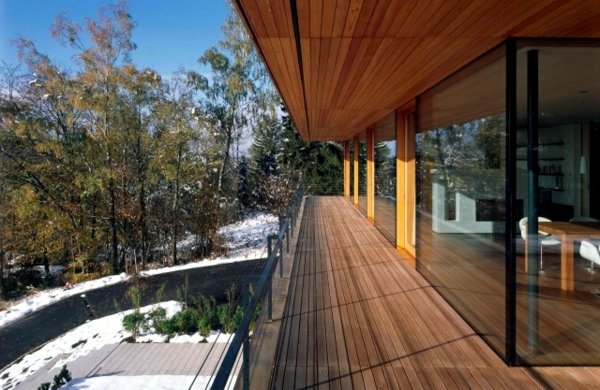 holzfliesen-für-balkon-super-schöne-terrasse-mit-einem-attraktiven-blick