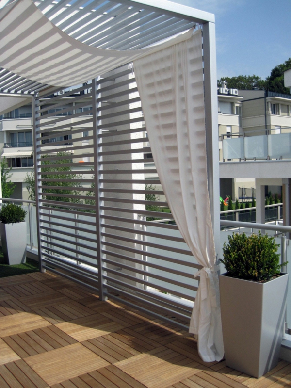 holzfliesen-für-balkon-weiße-ultramoderne-gestaltung