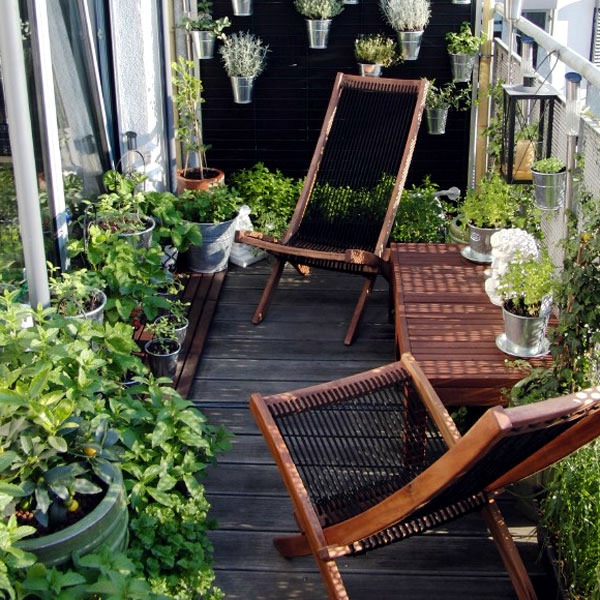 holzfliesen-für-balkon-zwei-attraktive-liegestühle-und-viele-grüne-pflanzen