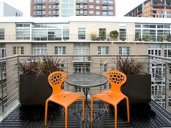 holzfliesen-für-balkon-zwei-orange-stühle