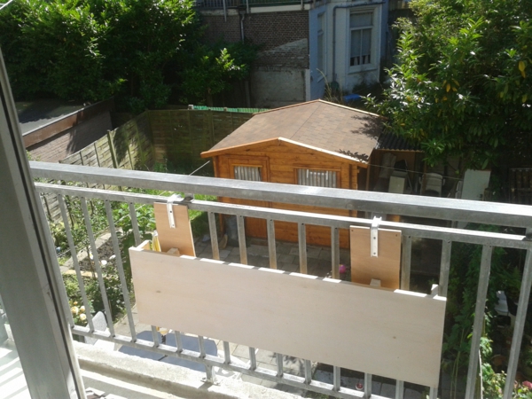 klapptische-kleine-balkons-klapptisch-moderne-einrichtungsideen-balkon-terrasse-einrichten--