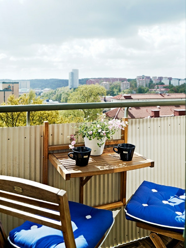 kleine-balkons-klapptisch-moderne-einrichtungsideen-balkon-terrasse-einrichten---klapptisch für balkon