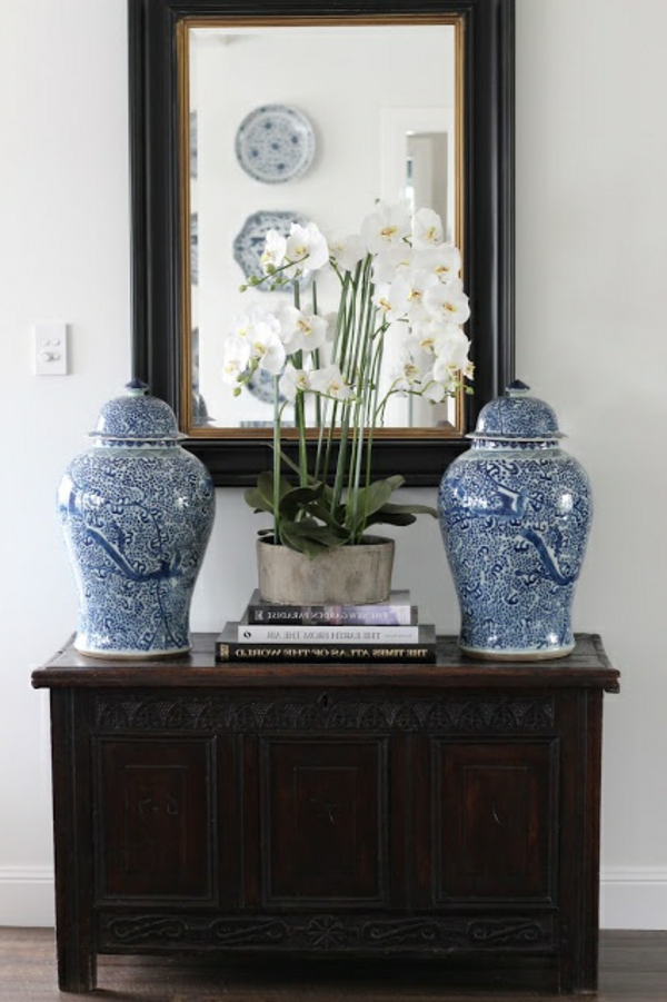 kommode-für-flur-interessanter-spiegel - mit zwei vasen