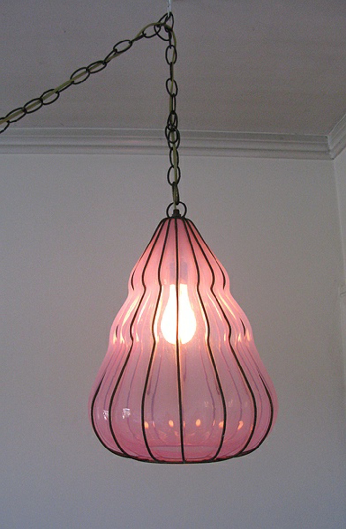 kronleuchter-in-pink-hängende-interessante-lampe