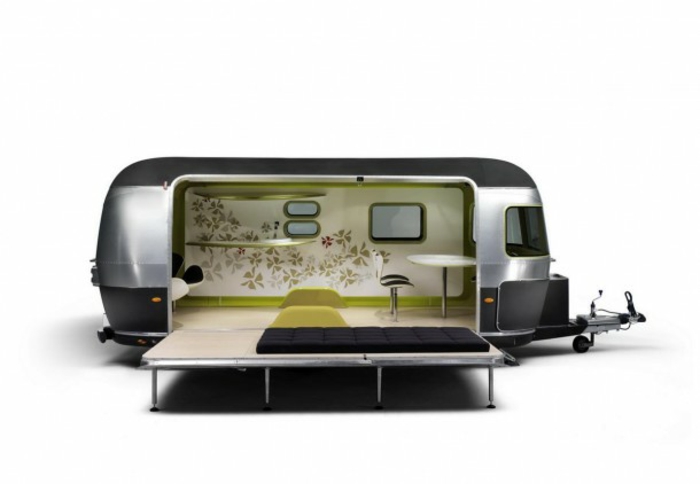 mini-wohnwagen-modernes-design-und-weißer-hintergrund