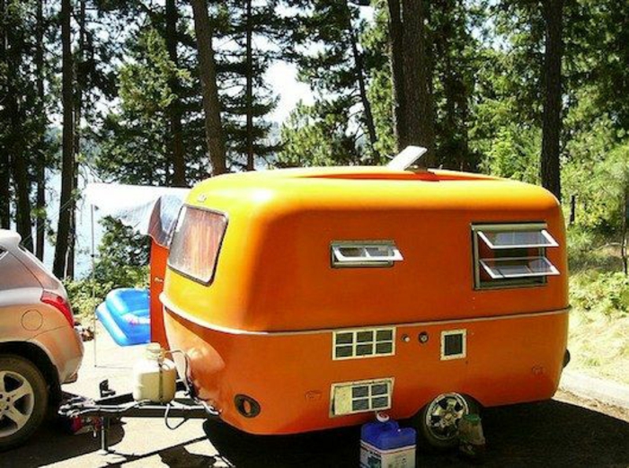 mini-wohnwagen-orange-modell-im-wald