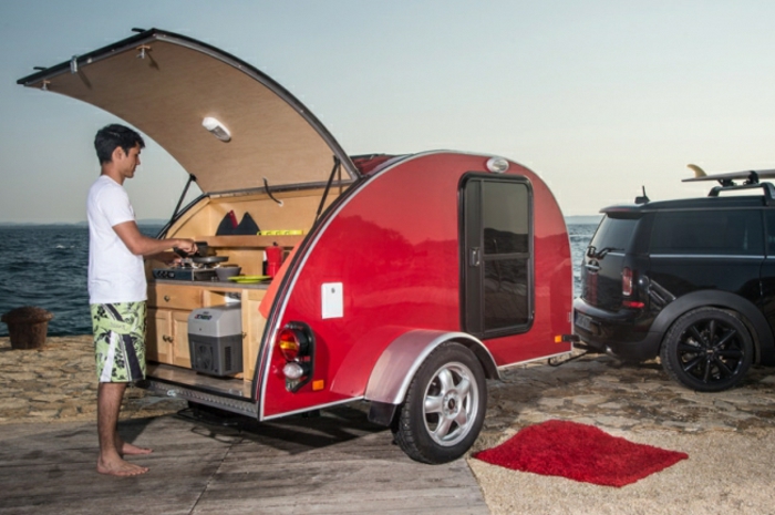 mini-wohnwagen-rotes-modell-mit-einer-kleinen-küche