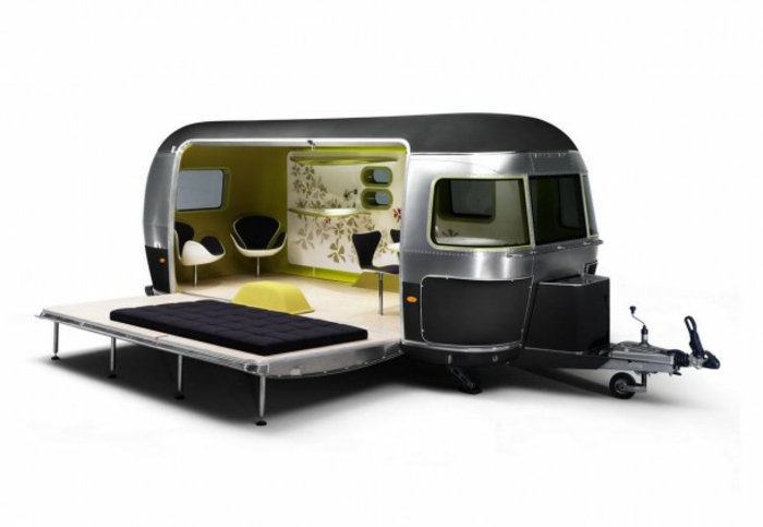 mini-wohnwagen-ultramodernes-modell-und-hintergrund-in-weiß
