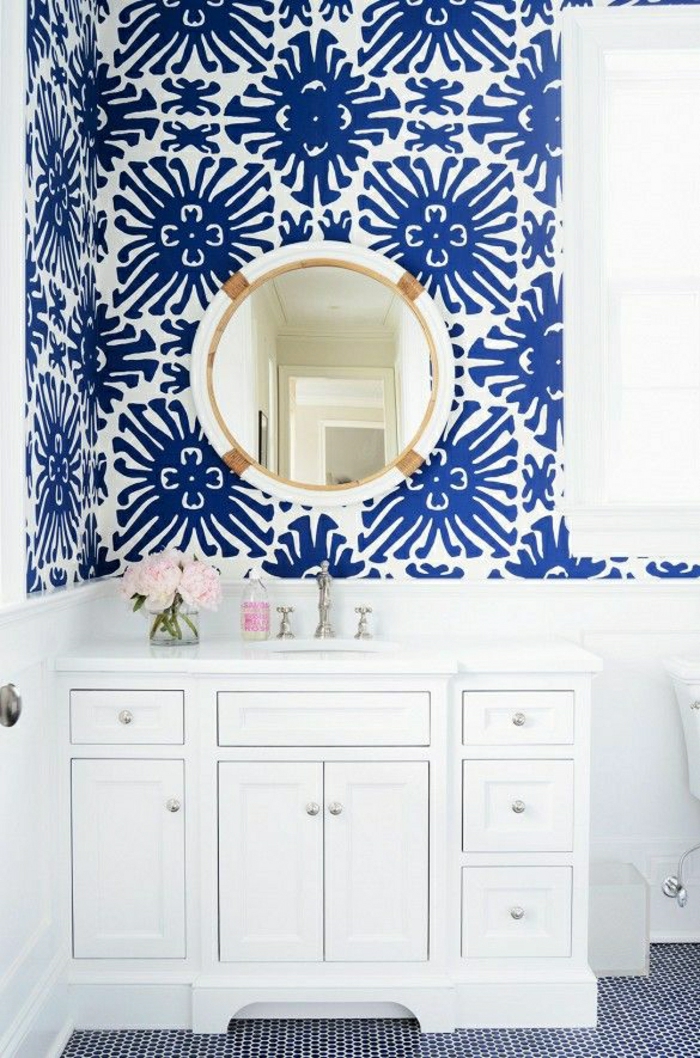 moderne-Wandgestaltung-Badezimmer-weiß-blau-Elemente