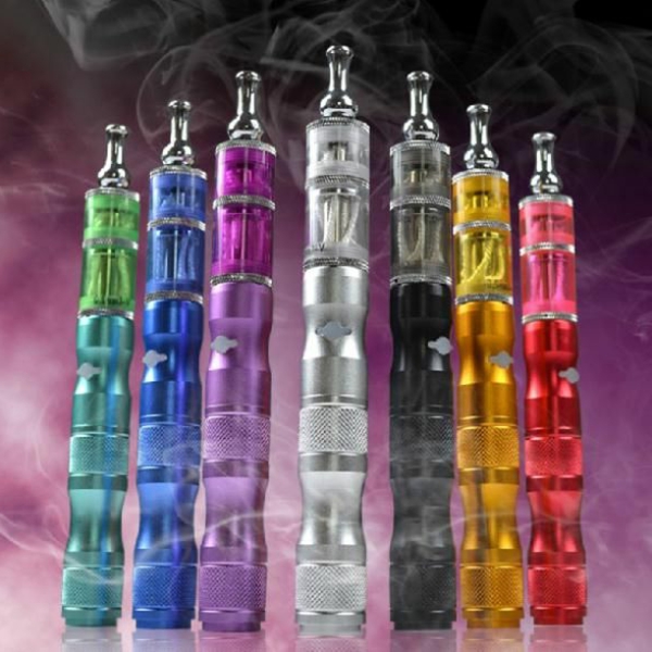 moderne-e-zigarette-bunte-farben-lila-hintergrund - super foto