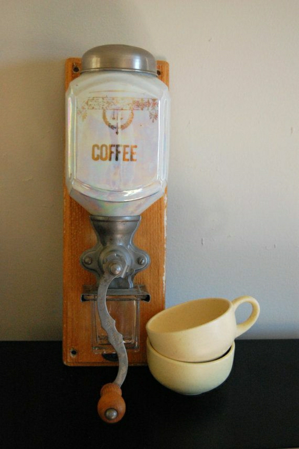 opaleszierende-Kaffee-Mühle-Kaffeetassen