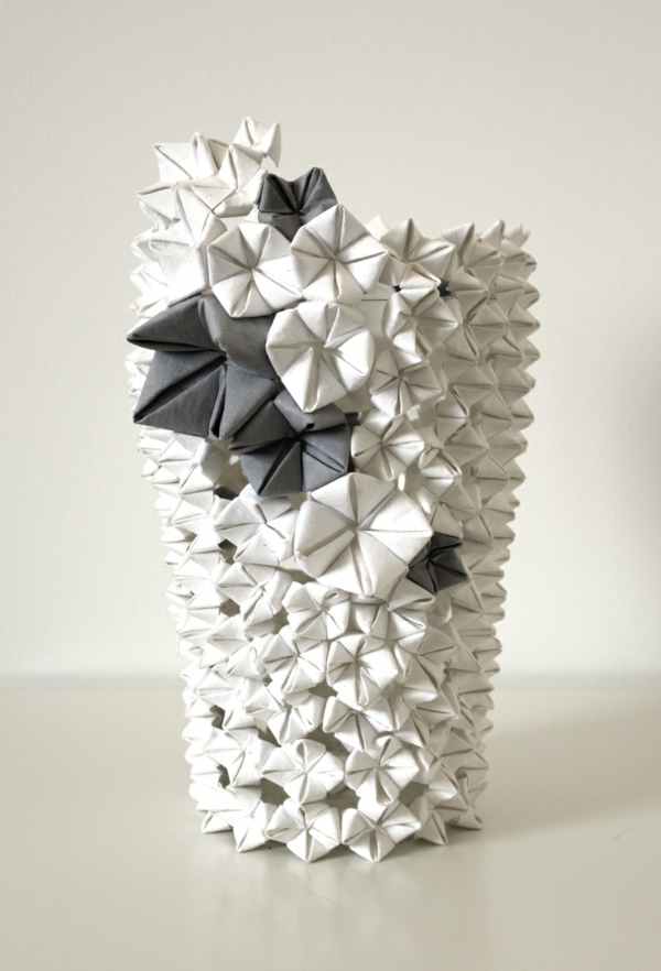 origami-vase-attraktives-modell-in-weißer-farbe