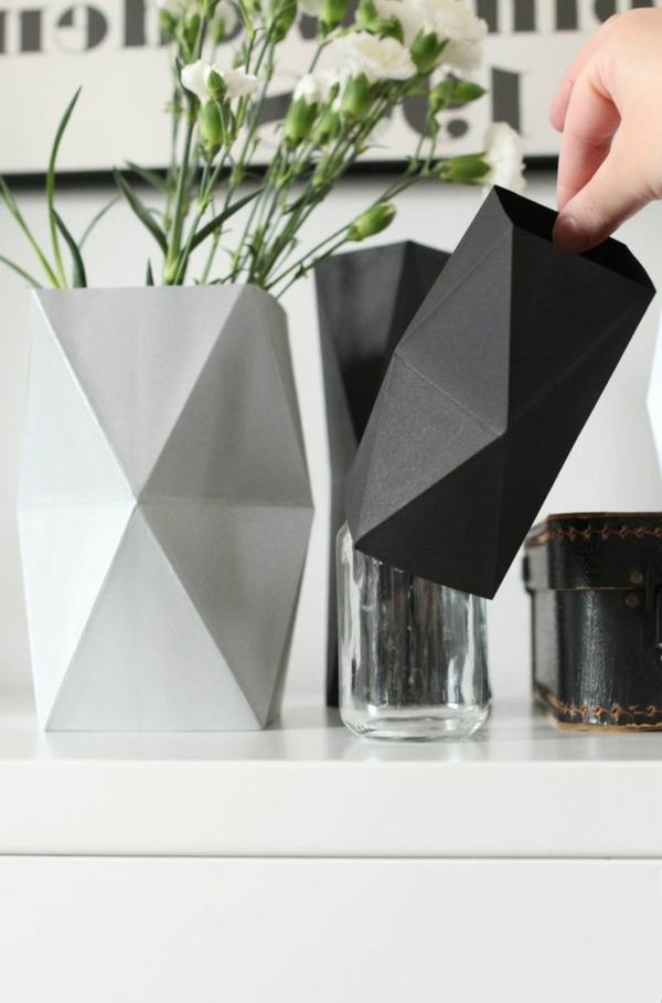 origami-vase-graue-und-schwarze-farbe