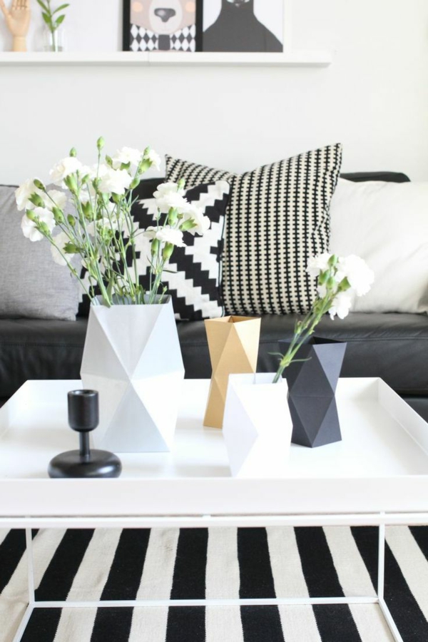 origami-vase-im-eleganten-modernen-wohnzimmer