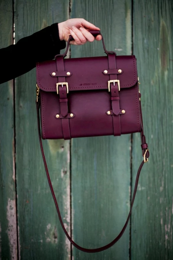 pantone-farbe-marsala-elegante-handtasche