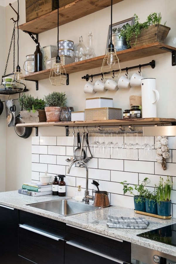 rohes-Küchen-Design-schwarze-Küchenschränke-hölzerne-Regale-Waschbecken-Kaffeetassen