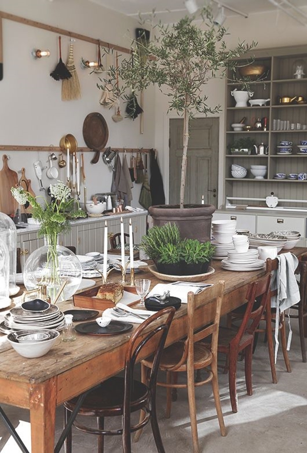 rustikale-Küche-Blumentöpfe-unterschiedliche-Stühle-graue-Regale-Pfannen