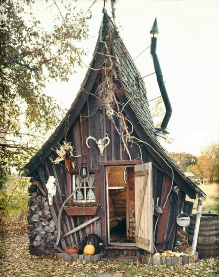 schiefes-Gartenhaus-aus-Holz