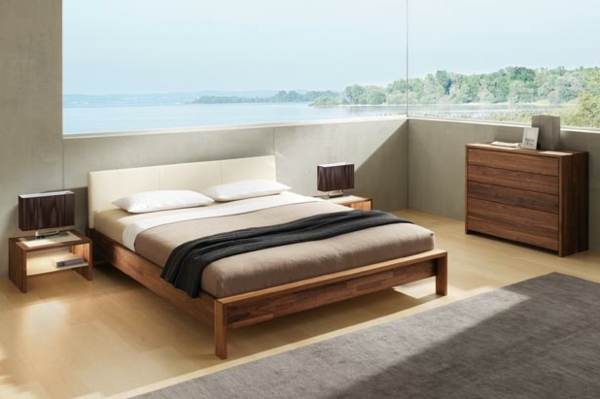 schlafzimmer-aus-massivholz-großes-fenster