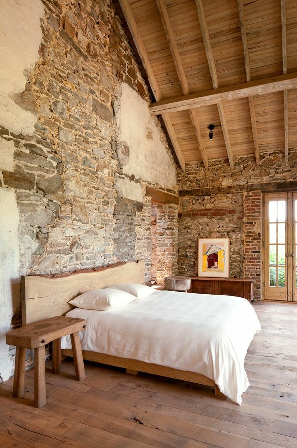 schlafzimmer-aus-massivholz-hohe-zimmerdecke-weißes-bett-modell