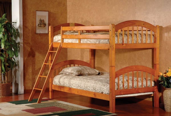 schlafzimmer-aus-massivholz-hölzernes-modell-vom-bett-auf-zwei-etagen