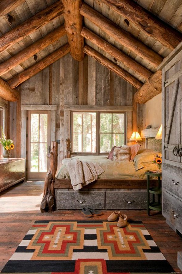 schlafzimmer-aus-massivholz-schöne-hohe-zimmerdecke