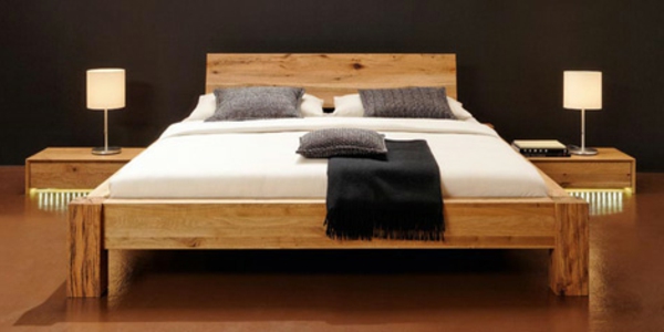 schlafzimmer-aus-massivholz-super-dunkle-wand-hinter-dem-bett
