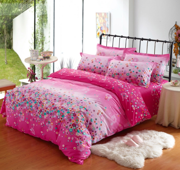 --schlafzimmer-einrichten-schöne-bettwäsche-rosa-schlafzimmer-ideen-bettwäsche