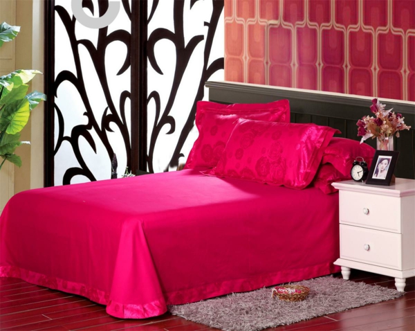 schlafzimmer-einrichten-schöne-bettwäsche-rosa-schlafzimmer-ideen-elegante-bettwäsche-