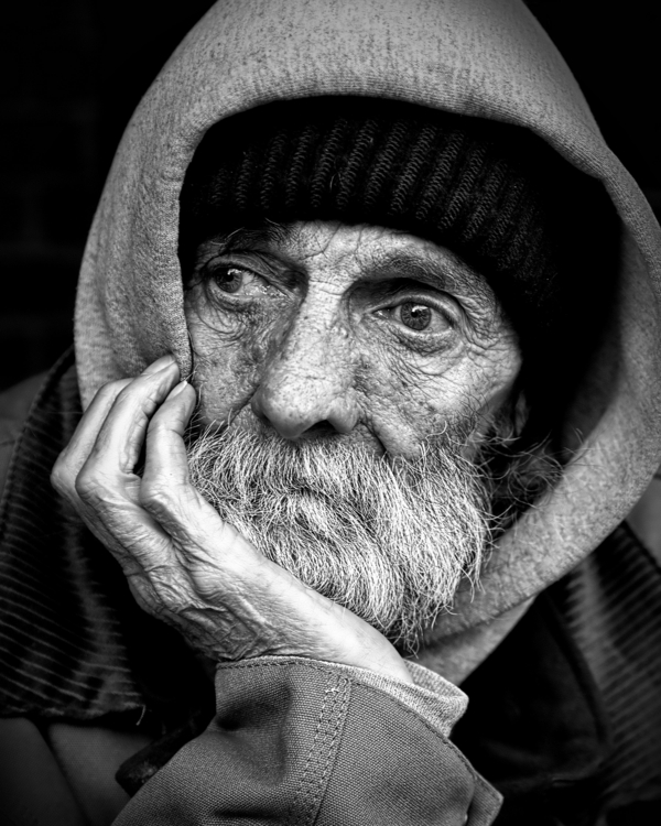 schwarz-weiß-Fotografie-alter-Man-traurig