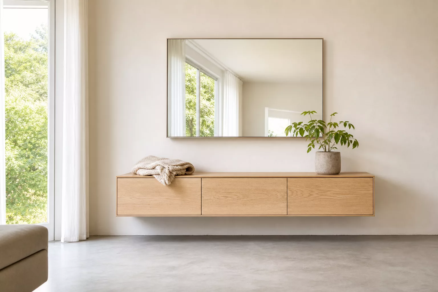 Wandmontiertes schwebendes Sideboard mit Spiegel gegenüber dem Fenster