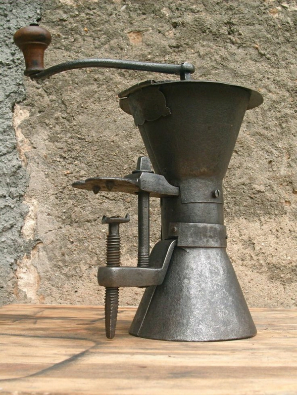 sehr-alte-französiche-Kaffee-Mühle-aus-Eisen